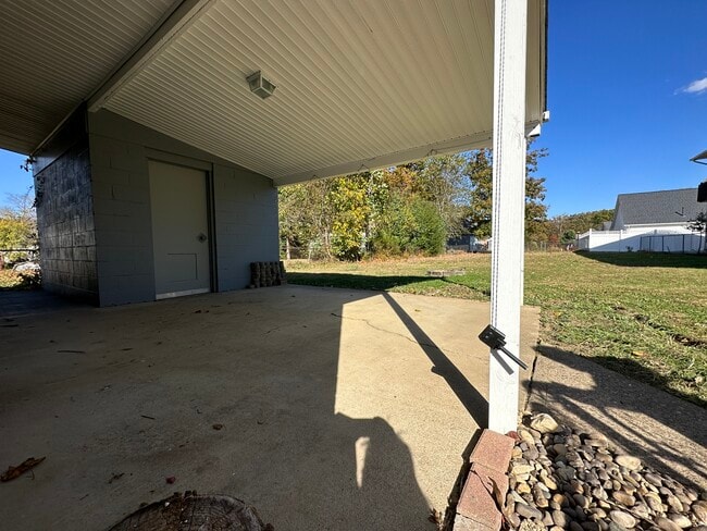 Covered porch and yard - 6120 Pinedale Dr House