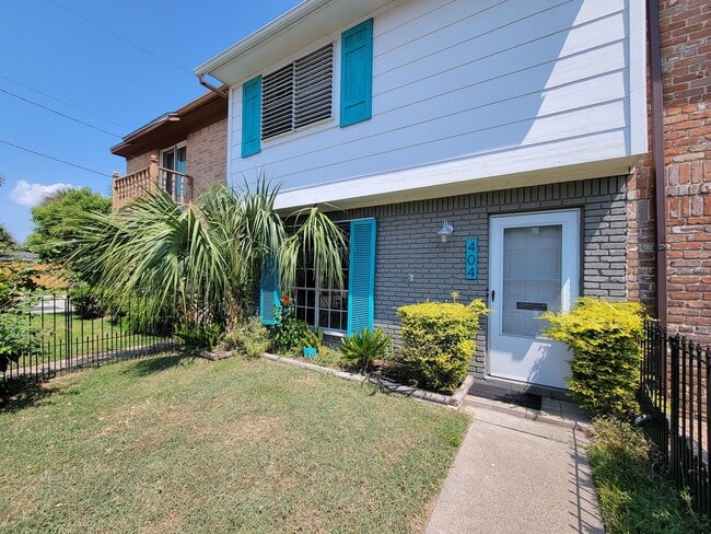 Photo - Two bedrooms two 1/2 bath townhome on Galv...