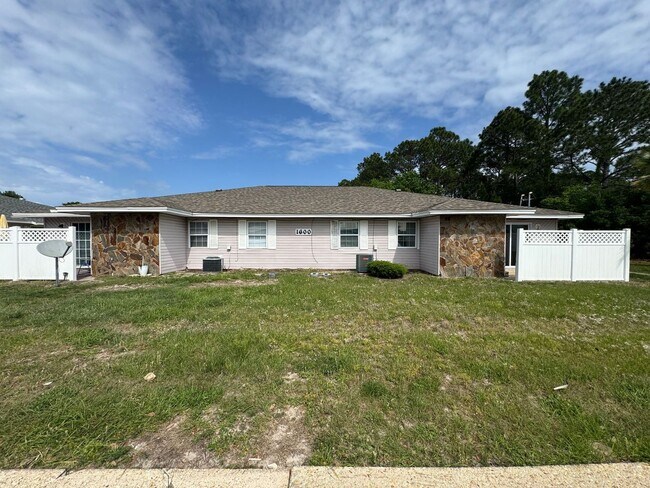 Building Photo - Gulf Breeze - Greenbriar Estates - 2 bed, 1 bath - Lawn care included