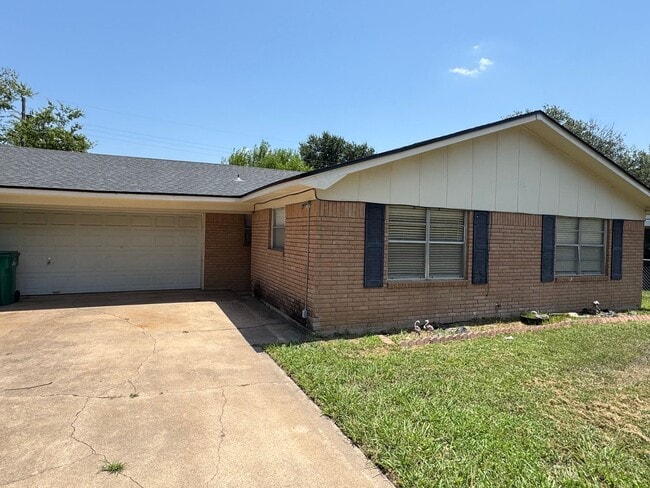 Building Photo - 3 bedroom in Connally ISD