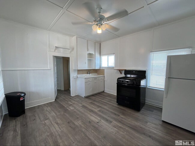 Building Photo - 1027 W 2nd St Rental