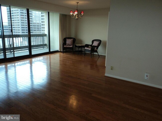Floor to ceiling windows - 5505 Seminary Rd Unit 607