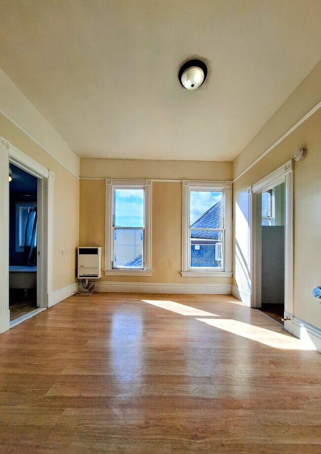 Building Photo - Charming Studio Apartment On Second Floor Unit 7