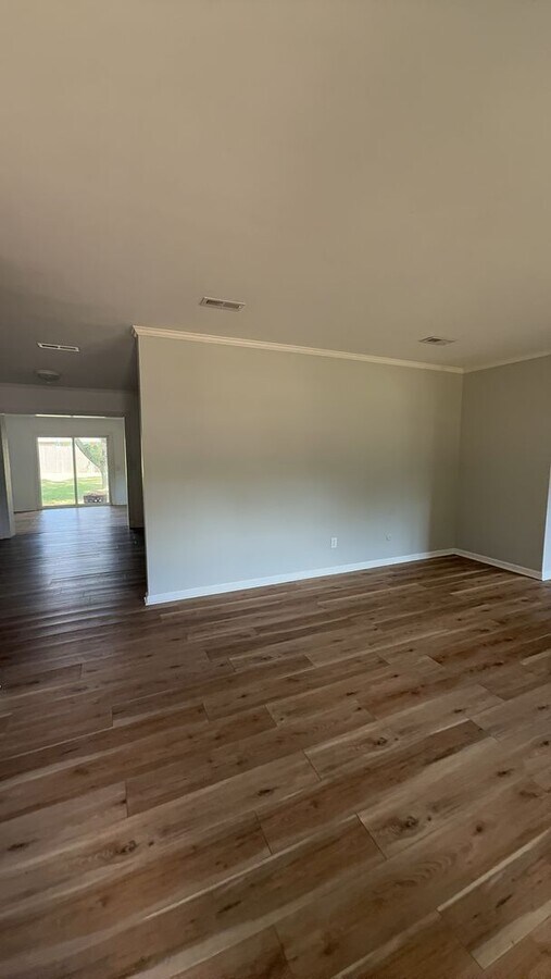 Photo - 210 Chinook Dr