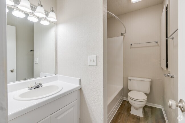 2BR, 1BA - 923SF - Restroom