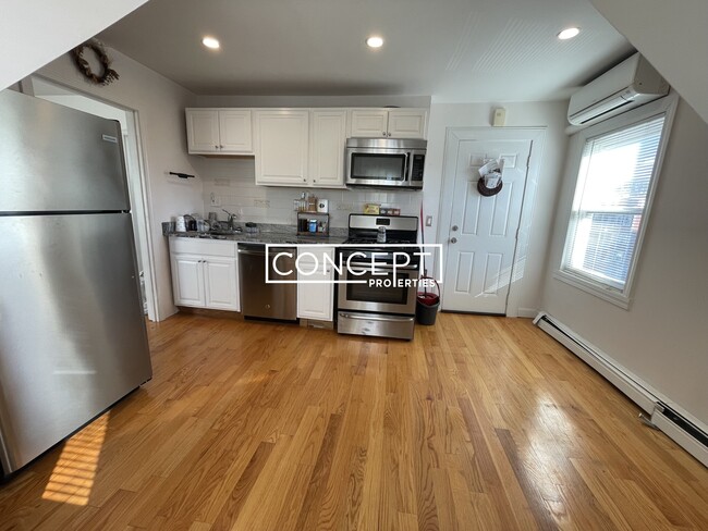 Building Photo - 648 Columbia Rd Unit 2TS