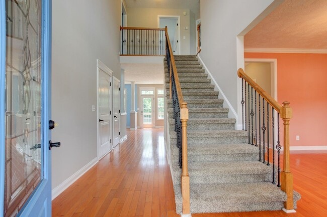 Photo - Vibrant 4 br home Close to Exit 1
