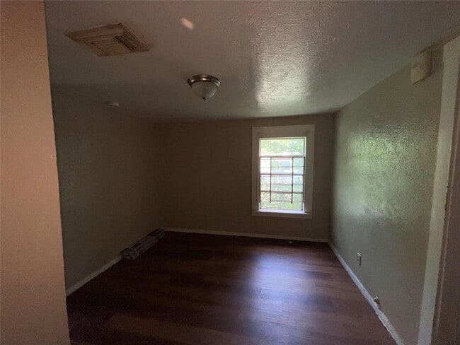 4827 Shreveport Blvd