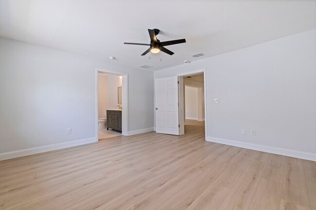 Building Photo - 934 41st Ave NE