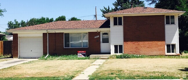 Building Photo - Spacious 4BR/2BA Home with HUGE Yard! AVAI...