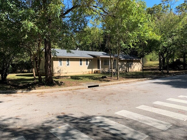 4BR 2 BA House around the corner from Wils... - 4BR 2 BA House around the corner from Wils...
