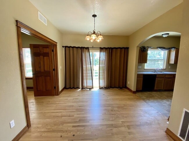 Photo - Spacious 4 bed 3.5 Bath in Maple Hill!