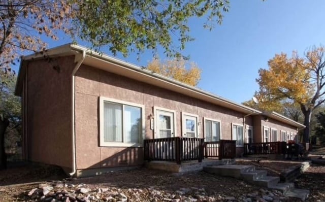 Quiet neighborhood with mature trees - 131 Wellington St Apartments Unit 131