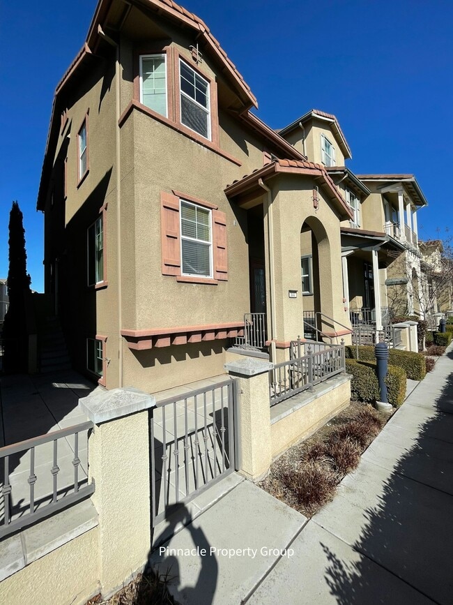 Building Photo - 500 Brisa Suave Common