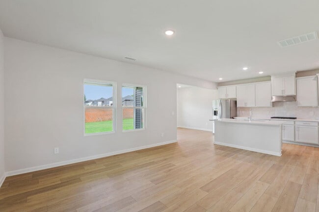 Photo - 805 Ottawa Dr