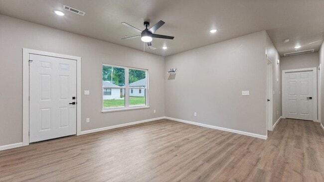 Photo - 152 W Hill St