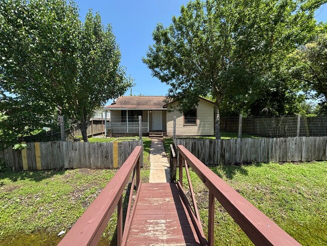 Photo - Lovely 3 Bedroom 1 Bathroom Home For Rent