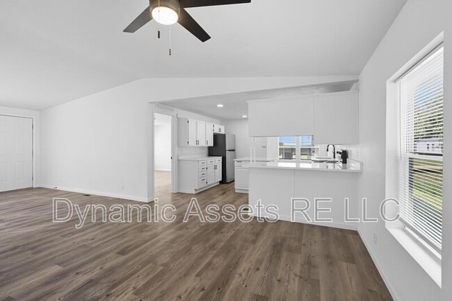 Photo - 405 Falletti St