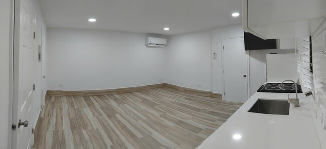 Photo - 1858 Dewey St