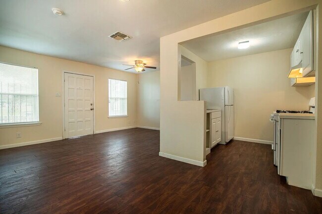 Photo - Cozy 1 Bed, 1 Bath Duplex A Block From Woo...