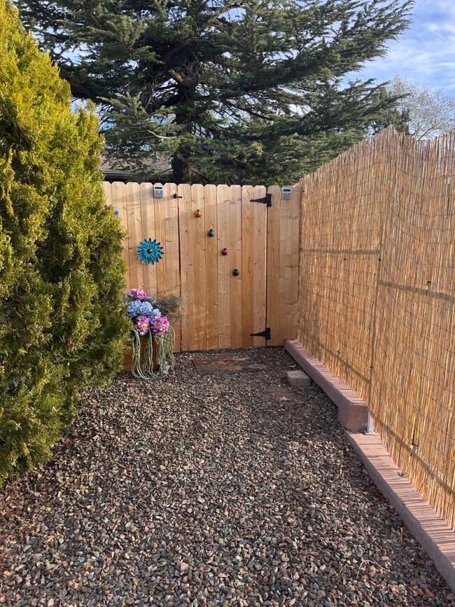 Building Photo - 1219 Willow Creek Rd