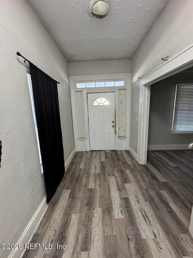Photo - 1050 8th St W