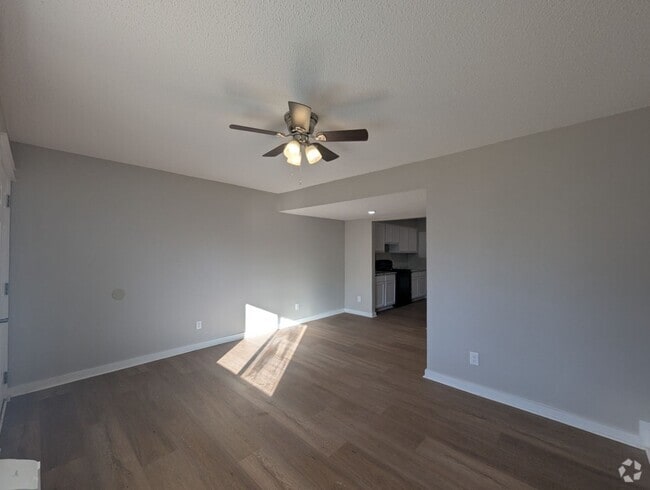 Building Photo - Partial Utilities Included - Newly Remodel... Unit Apt #21
