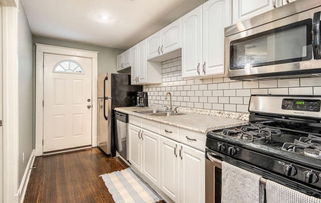 Building Photo - 2924-2926 HOLMES STREET Unit 2926-1