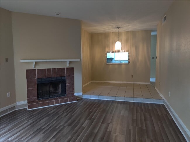 Building Photo - 3100 Walnut Bend Ln Unit 209