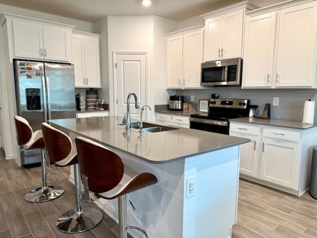 Photo - Spacious 4 bedroom 2.5 Bath, Fully Furnish...