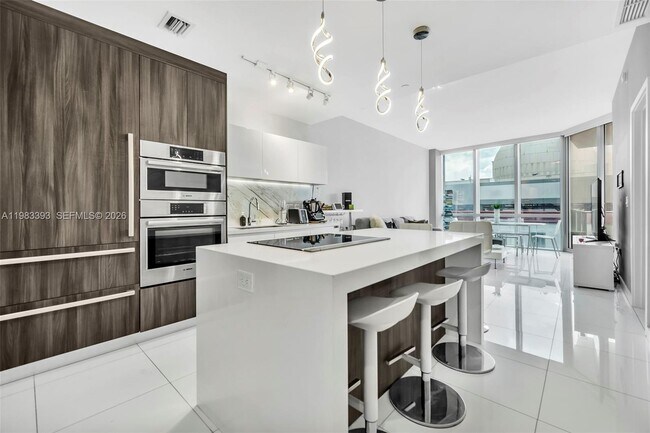 Building Photo - 851 NE 1st Ave Unit 806