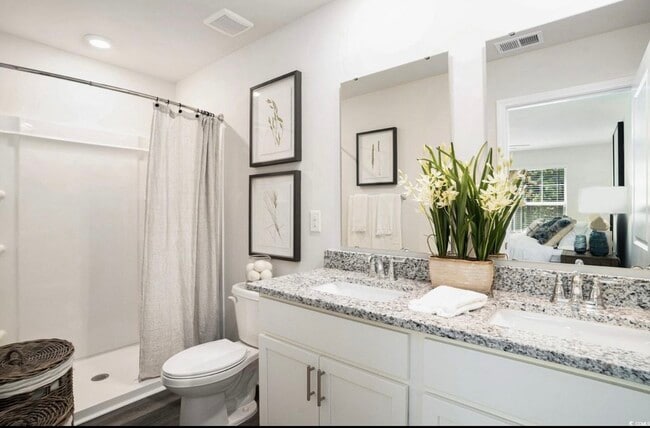 Photo - 319-323 Honeystone St