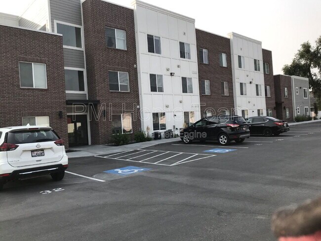 Building Photo - 2874 Kiesel Ave Unit 208