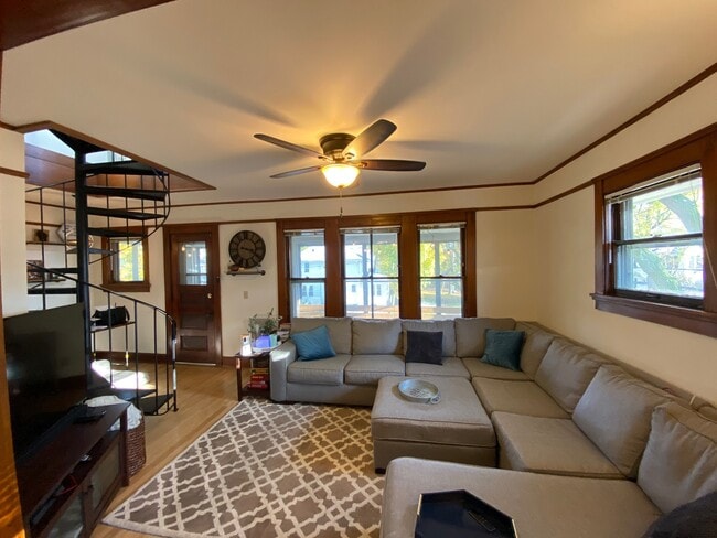 Building Photo - 2104 E Mifflin St