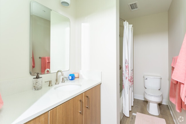 1 BR, 1 BA - 652 SF