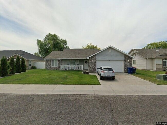 Building Photo - 3-bed, 2-bath, 2-car garage, 1360 sq. ft.
