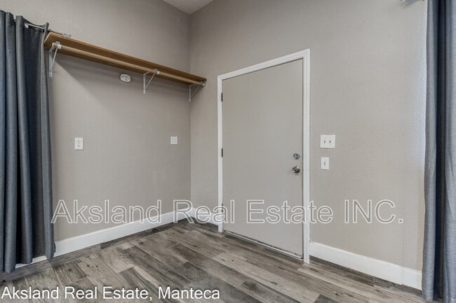 Photo - 3009 W Lathrop Rd