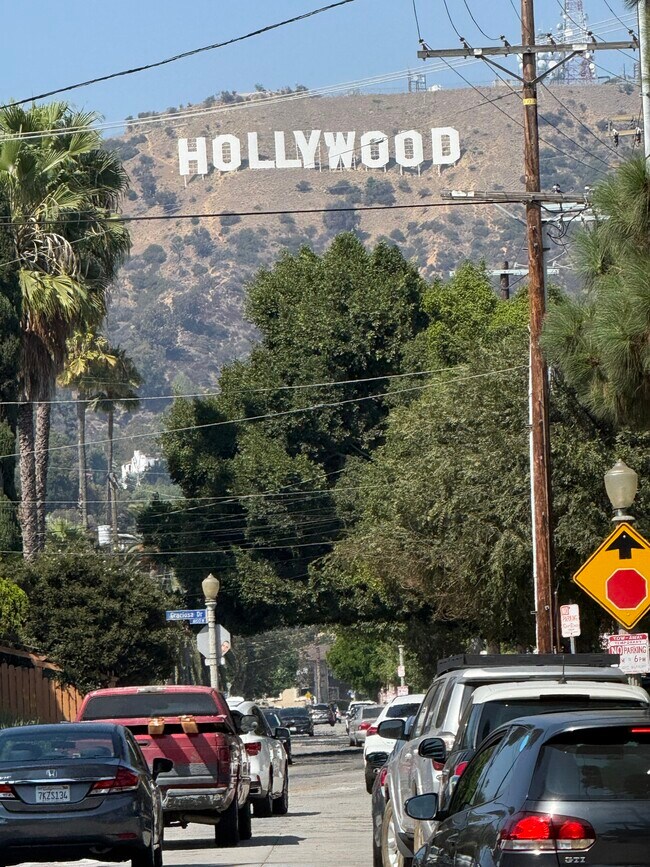 Building Photo - 2222 N Beachwood Dr Unit 412