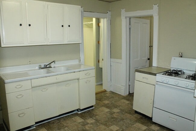 Building Photo - 119 Elm St