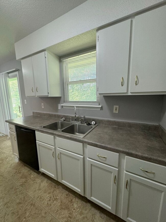 Photo - Coming Soon! Spacious Split-Level Duplex in Lee’s Summit