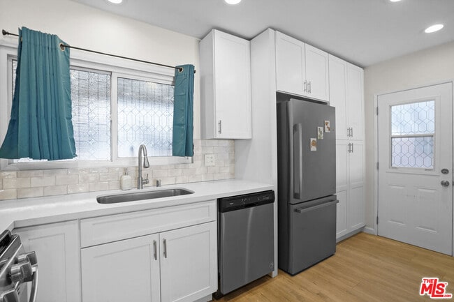 Photo - 20243 Valerio St