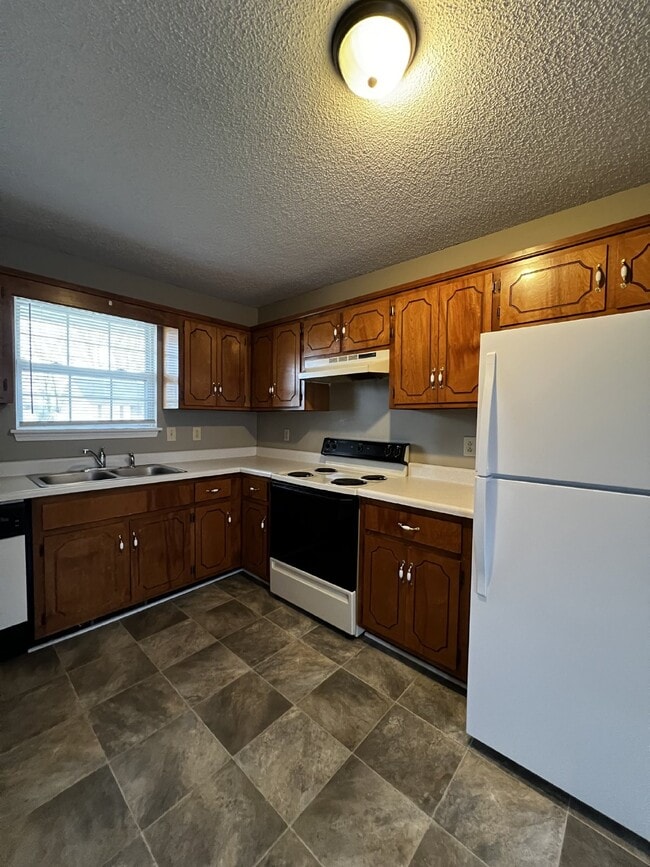 Photo - Charming 2-Bedroom Home with Spacious Layout in Oak Grove, KY - Must See!