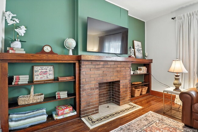 Photo - Fully Furnished 3-Bedroom Main-Floor Apartment in North Buffalo Unit Lower