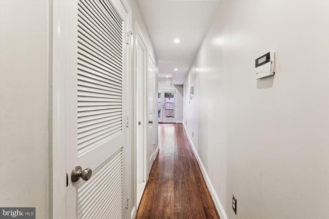 Building Photo - 1116 C St NE Unit 101