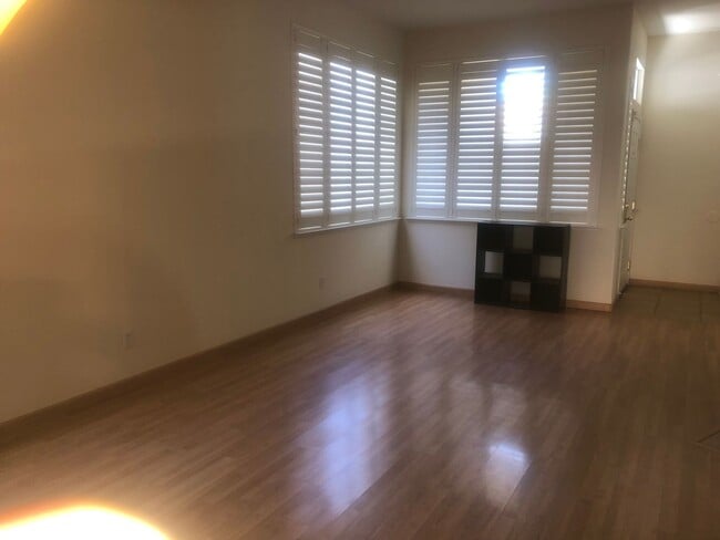 Photo - 537 Edenderry Dr