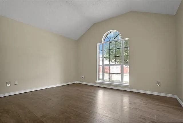 Photo - 827 Cornell Ln