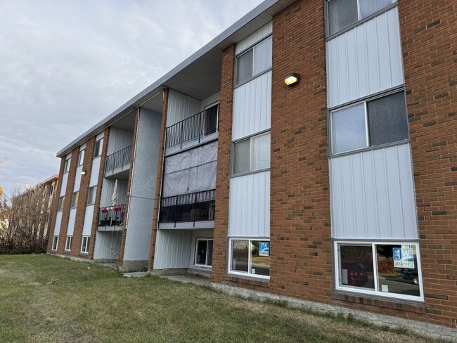 Building Photo - 12955-12101 101 St NW Unit 31