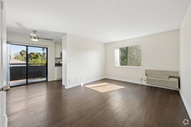 1BR, 1BA - 625SF - Living Room