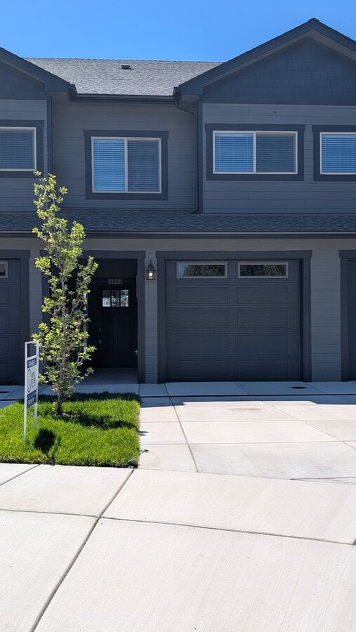 Cozy 2-Bed, 2-Bath Townhouse with Modern T... - Cozy 2-Bed, 2-Bath Townhouse with Modern T...