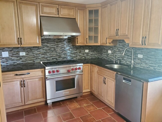 Photo - 427 Justine Ave